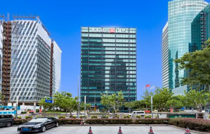上海星展银行大厦：现代商务典范，陆家嘴江畔的标志性建筑